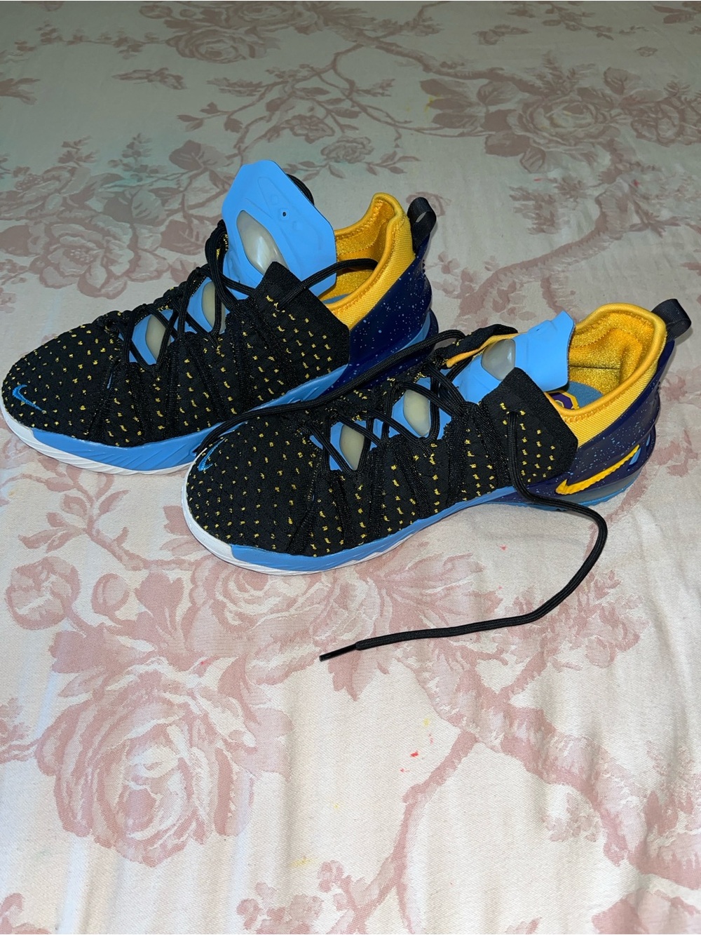 Basketball shoes, Nike LeBron 18